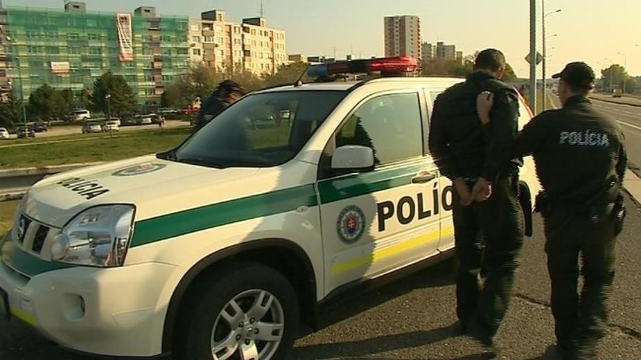Policajti_zatýkajú_policajta